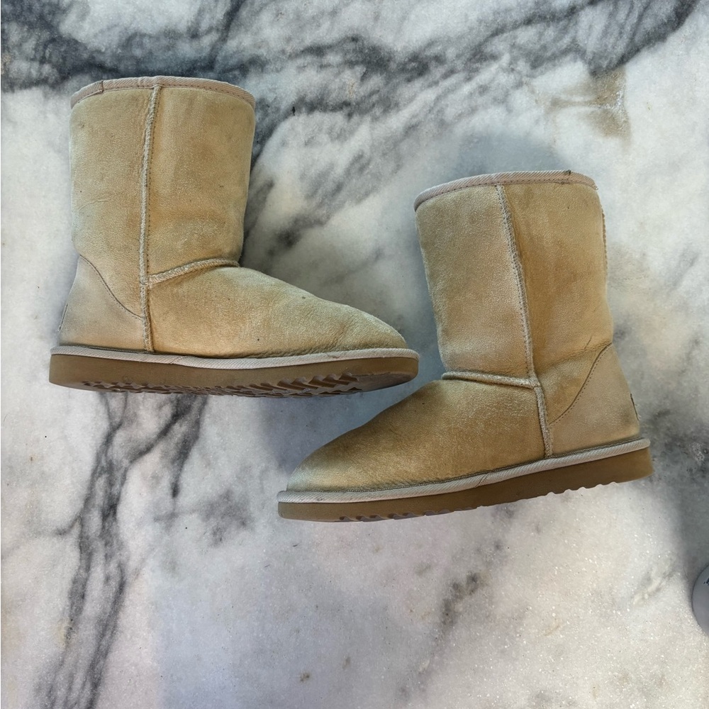 UGG Women's Classic Short Boots in Tan Sz 6